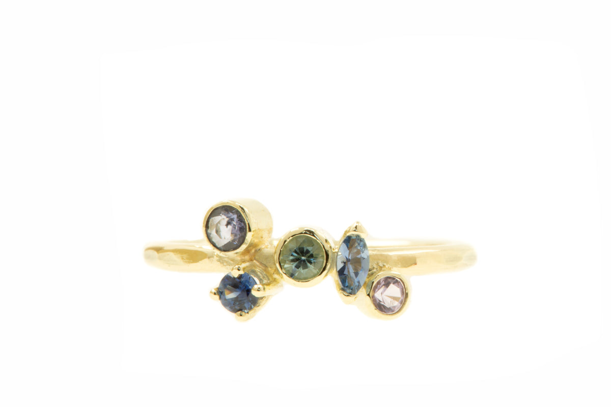 Handgemaakte en fairtrade fijne gouden ring met 5 stenen, saffier, tanzaniet en spinel.