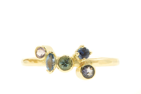 Handgemaakte en fairtrade fijne gouden ring met 5 stenen, saffier, tanzaniet en spinel.