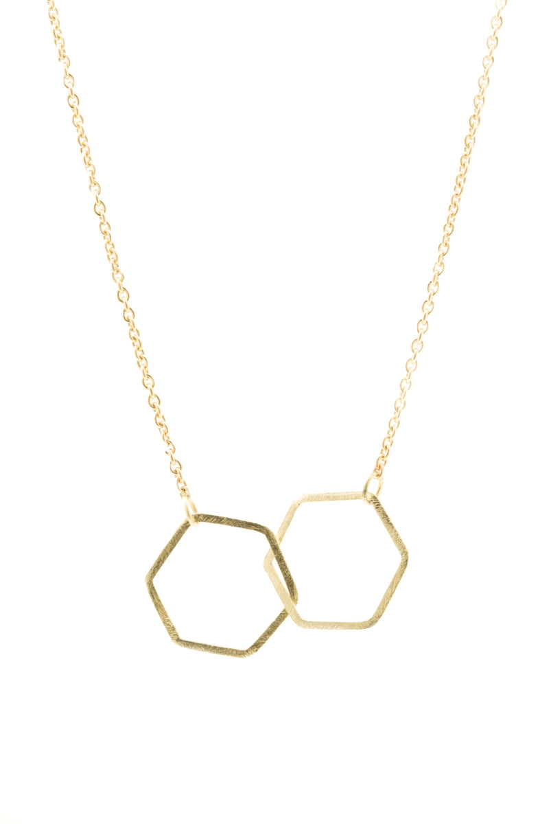 Handgemaakt en fairtrade | Ketting met geometrische geelgouden hanger met twee zeshoeken in elkaar