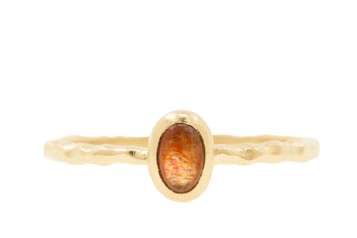 Fairtrade en handgemaakte ring met ovale cabochon zonnesteen.