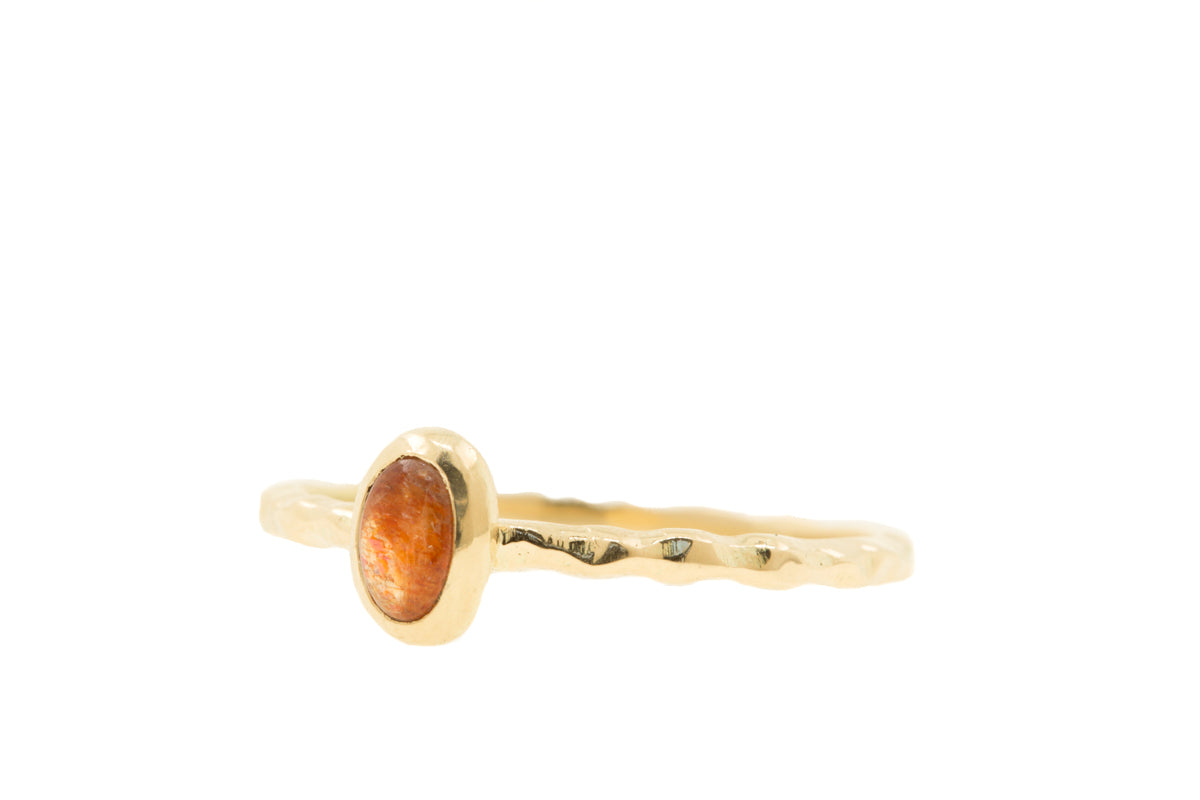 Fairtrade en handgemaakte ring met ovale cabochon zonnesteen.