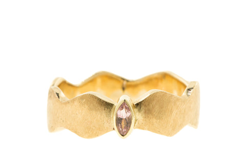 Handgemaakte en fairtrade gouden ruwe zigzag ring met roze toermalijn