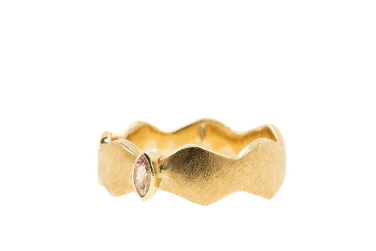 Handgemaakte en fairtrade gouden ruwe zigzag ring met roze toermalijn