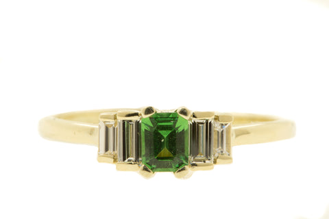 Handgemaakte en fairtrade gouden ring met smaragd geslepen groene tsavoriet en baguette diamanten