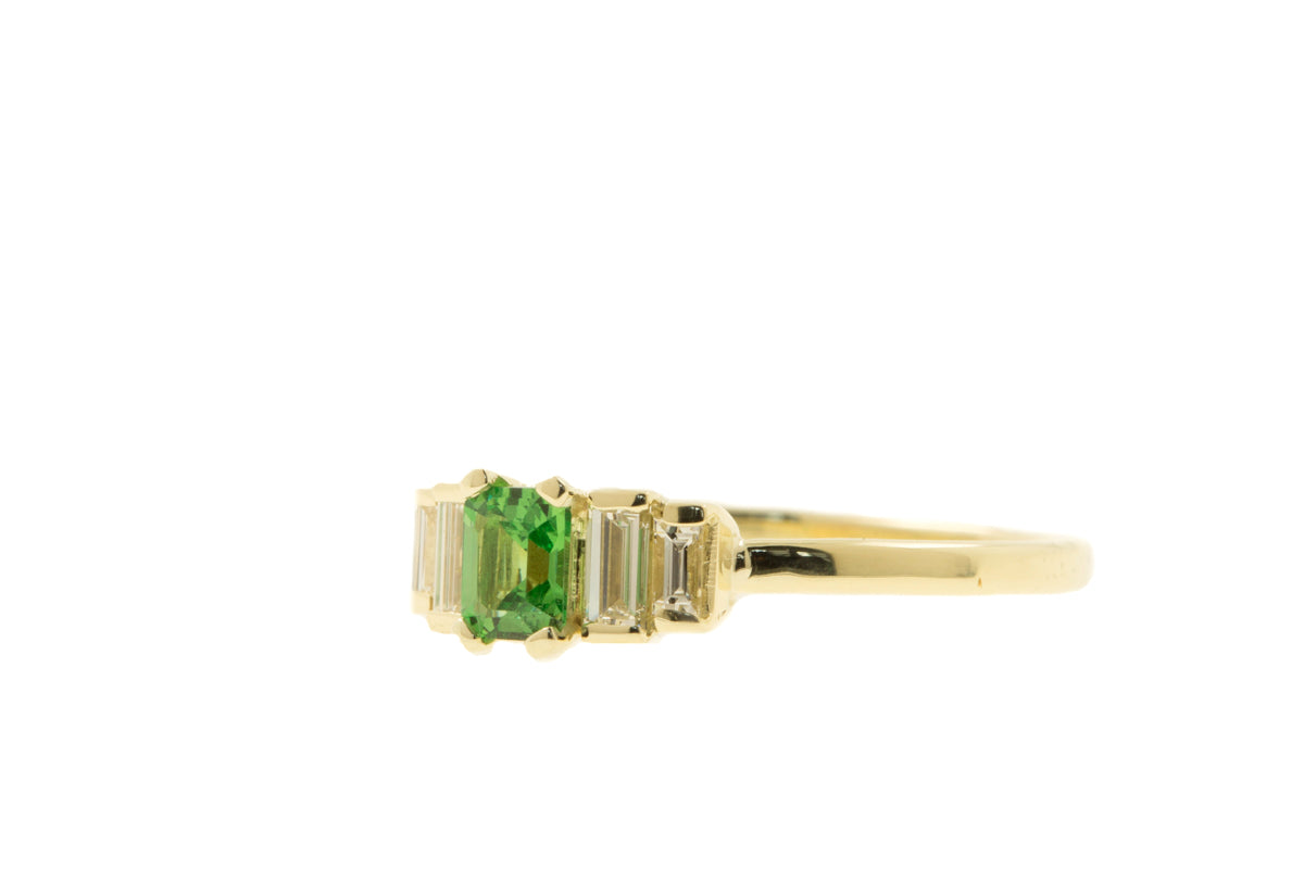 Handgemaakte en fairtrade gouden ring met smaragd geslepen groene tsavoriet en baguette diamanten