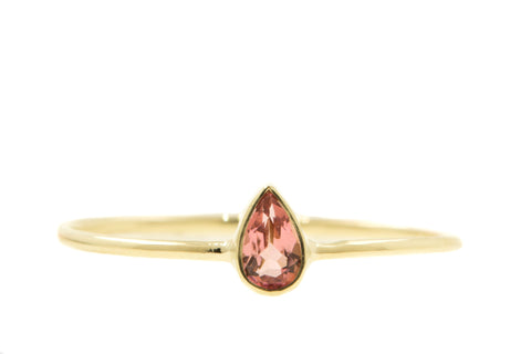 Handgemaakte en fairtrade fijne geelgouden ring met roze druppelvormige toermalijn.