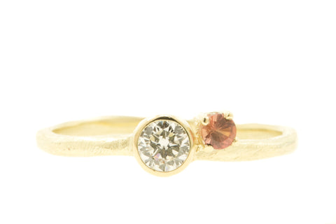 Handgemaakte en fairtrade organische gouden ring met diamant en saffier