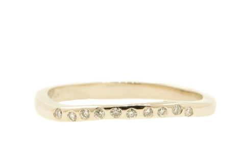 Handgemaakte en fairtrade witgouden organische ring met tien kleine diamantjes